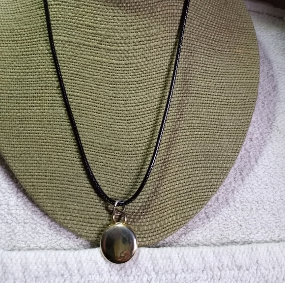 Goldtone solid round disk pendant on black cord necklace - Picture 3 of 4